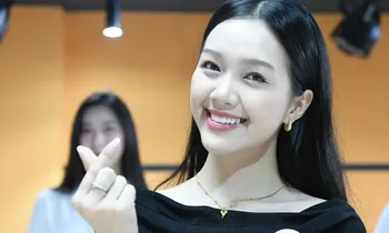 Thí sinh Hoa hậu Việt Nam thuyết trình song ngữ, khách quốc tế chấm điểm