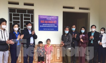 Tỉnh đoàn và Cụm thi đua MTTQ và các tổ chức chính trị- xã hội tỉnh Lạng Sơn khánh thành, bàn giao căn nhà rộng 60m2 khang trang, vững chãi cho gia đình ông Vi Văn Thảo ở thôn Củ Na, xã Quan Sơn, huyện Chi Lăng. Ảnh: Duy Chiến