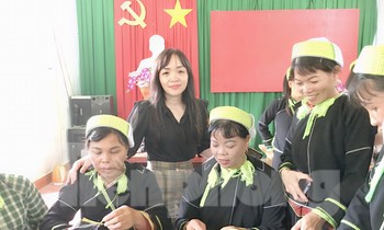 Học nghề thêu thổ cẩm. Ảnh: Duy Chiến