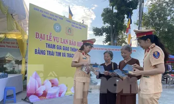 Tuyên truyền cho người dân về ATGT. Ảnh: Hoàng Anh