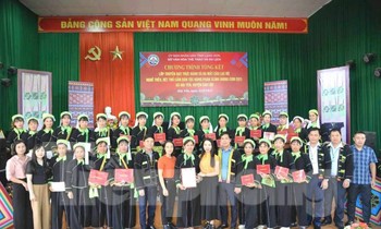Trao quyết định thành lập Câu lạc bộ nghề thêu, dệt thổ cẩm dân tộc Nùng. Ảnh: Duy Chiến