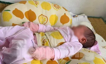 Trẻ sơ sinh bị bỏ rơi giữa đường.