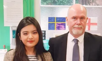 Khánh Linh cùng thầy giáo dạy Sinh học ở trường THPT