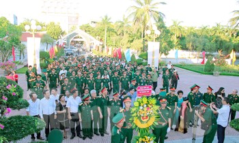 'Họ đã cười khi được đi và khóc nơi mình đến'
