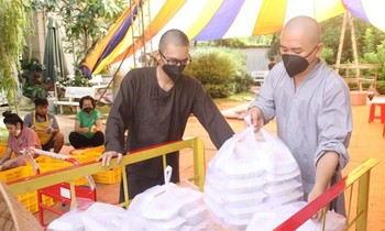 Giáo hội khuyến khích nhà chùa tiếp tục thực hiện bữa cơm yêu thương. Ảnh: Ngô Tùng