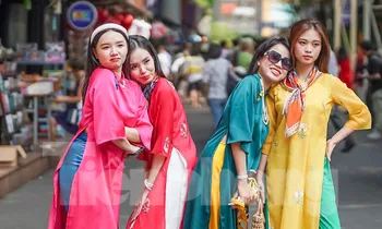 Bạn trẻ TPHCM xúng xính áo dài chụp ảnh xuân