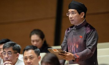 Áo dài nam nơi công sở nhiều lần gây tranh cãi