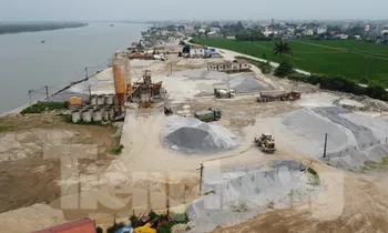 Trạm trộn bê tông, nhà xưởng 'băm nát' hành lang thoát lũ và đê sông Hồng