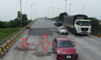 Mặt cầu Phù Đổng rách, ổ gà, được ‘bịt vá’ bằng gạch