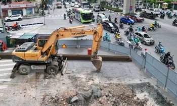 Loạt dự án giao thông Hà Nội bất động: Đường kẹt, máy móc ‘ngủ đông’, dân bức xúc