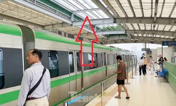 Bao giờ sửa xong mái nhà 'dột' ga tàu Yên Nghĩa?