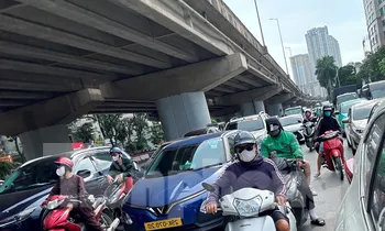 Ùn tắc giao thông khi cấm xe máy qua cầu vòm thép hồ Linh Đàm tại Hà Nội