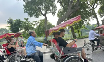 Xích lô rồng rắn ‘bịt’ đường nhiều tuyến phố ở khu vực Hồ Hoàn Kiếm