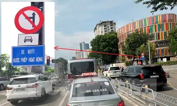 Sở Xây dựng Hà Nội nói gì về biển báo bất ngờ ‘chặn’ đường ô tô ở làn hỗn hợp?