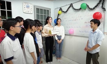 Vẻ đẹp của người thầy giáo công nhân Hoàng Trọng Khánh 13 năm dạy học miễn phí cho trẻ em nghèo