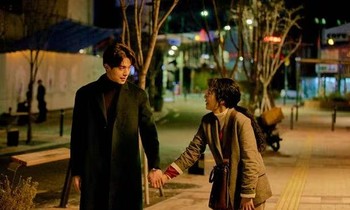 Vừa bén duyên trong ‘Single in Seoul', Lee Dong Wook và Lim Soo Jung lại tái ngộ khiến khán giả 'đứng ngồi không yên'