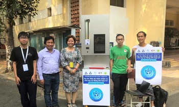 Sinh viên chế tạo máy đo thân nhiệt và rửa tay tự động tích hợp IoT