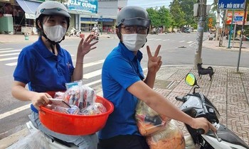 “Shipper áo xanh” vận chuyển hàng hóa thiết yếu miễn phí giúp người dân mùa dịch