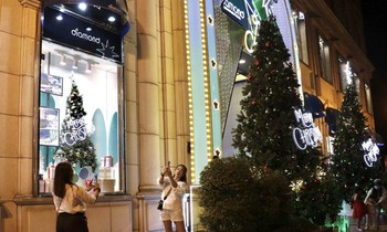Bạn trẻ Sài Gòn chơi Noel sớm vì ngại cảnh chen lấn chụp hình