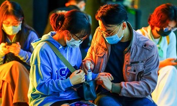 Bạn trẻ Sài Gòn nắm tay nhau đi xem phim tình cảm sau dịp Valentine