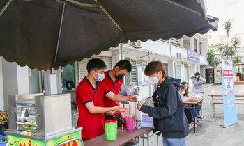 ‘Cơm 10K’ và ‘Nước mía đoàn viên’ ấm lòng sinh viên