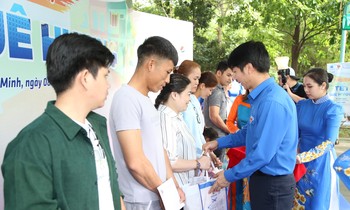 Bí thư thường trực T.Ư Đoàn Nguyễn Ngọc Lương cùng gói bánh tặng người lao động khó khăn