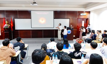Sinh viên được nghe kiến thức về lỗ đen và Vũ trụ học từ giáo sư quốc tế đầu ngành