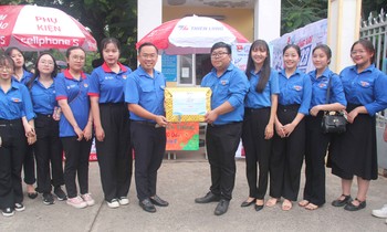Tỉnh Đoàn Đồng Nai thăm, tặng quà các chiến sĩ ‘Tiếp sức mùa thi’