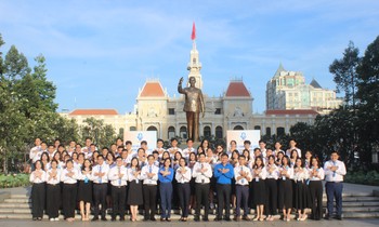 Đại biểu tham dự Đại hội đại biểu Hội Sinh viên TP. HCM lần thứ VII dâng hoa báo công với Bác