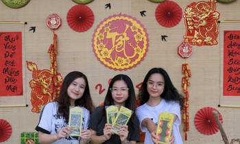 Sinh viên với dự án bán bao lì xì gieo mầm yêu thương