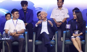 Chủ tịch sáng lập Diễn đàn Kinh tế Thế giới đưa ra lời khuyên cho bạn trẻ Việt Nam trong thời đại 4.0