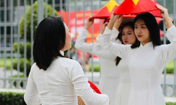 Nữ sinh nổi bật với tà áo dài, check-in tại Dinh Độc Lập