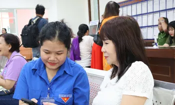 TP. HCM: Sinh viên tình nguyện hăng hái hỗ trợ người dân làm thủ tục hành chính