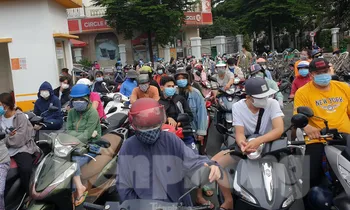 Sáng 14/7, rất đông người dân trong khu vực đến siêu thị Emart trên đường Phan Văn Trị, quận Gò Vấp, TPHCM đợi vào mua hàng.