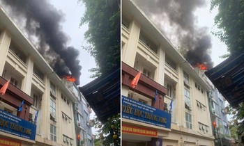Hà Nội: Cháy ngùn ngụt tại tầng tum khách sạn cạnh trường tiểu học