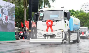 Hà Nội đưa 100 xe quét, hút rác hiện đại cùng 'pháo xa sương mù' vào hoạt động