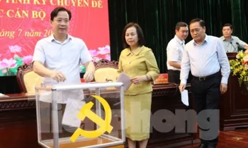 Bỏ phiếu giới thiệu nhân sự cấp ủy Lạng Sơn nhiệm kỳ XVIII. Ảnh: P.V