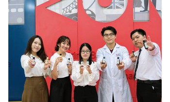 Sinh viên Đà Nẵng khởi nghiệp với mực vẽ từ nông sản bỏ đi