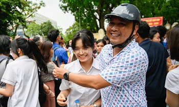 Bùng nổ cảm xúc sau môn thi Ngữ văn, nhiều thí sinh hô to 'trúng tủ'