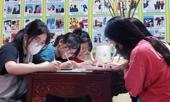 Sĩ tử 2006 đội mưa đến chùa Đậu cầu may trước thềm kỳ thi THPT năm 2024