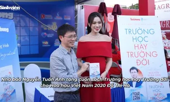 Hàng trăm sinh viên tham gia buổi ký tặng sách Trường học hay Trường đời của tác giả, nhà báo Nguyễn Tuấn Anh