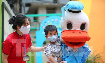 Hình ảnh học sinh mầm non Hà Nội trong ngày đầu trở lại trường