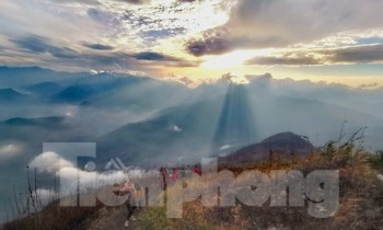 Săn mây giữa khung cảnh 'thần tiên' trên đỉnh núi Lảo Thẩn - Y Tý
