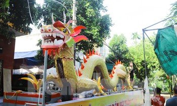 Xem người dân làm đèn Trung thu khổng lồ