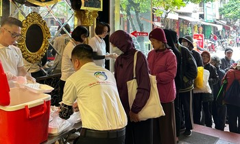 Những bạn trẻ mang suất cơm 1.000 đồng làm ấm lòng người nghèo giữa lòng thủ đô