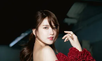 Thiều Bảo Trâm khoe eo thon đầy gợi cảm trong bộ ảnh quảng bá fan meeting đầu tiên, khiến khán giả trầm trồ