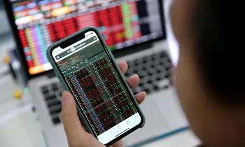 Cổ phiếu nhỏ hút tiền, chứng khoán vẫn gặp khó