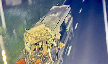 Xe khách tông xe container trên cao tốc Vĩnh Hảo - Phan Thiết, 1 người chết, 12 người bị thương