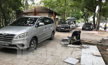 Ô tô vô tư đỗ trên vỉa hè đang được lát đá trên phố Huỳnh Thúc Kháng