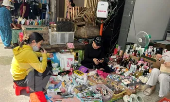 Bất ngờ 'hàng hiệu' vài chục ngàn đồng tràn lan chợ, 'mua nhiều còn được giảm giá'